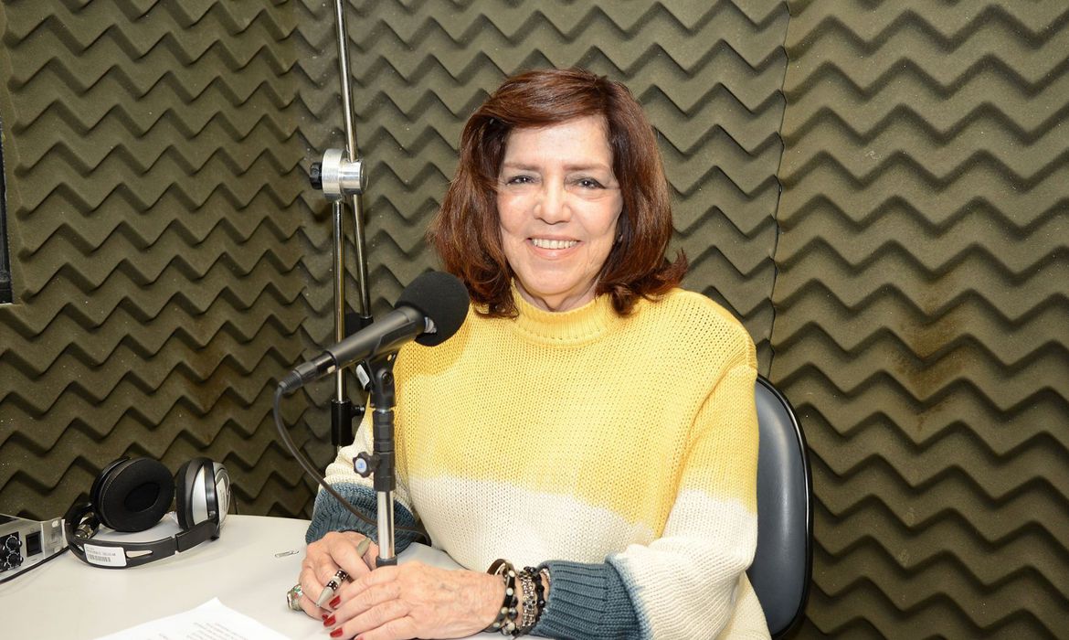 Lírios! Lúcia Leme, ex-apresentadora do Sem Censura, da TV Brasil